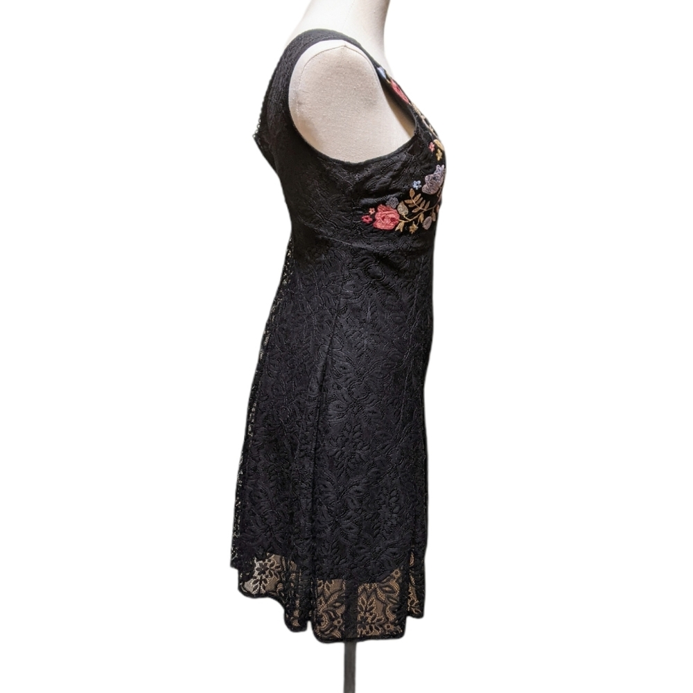 Black lace A line dress with floral embroidery - Picture 4 of 7